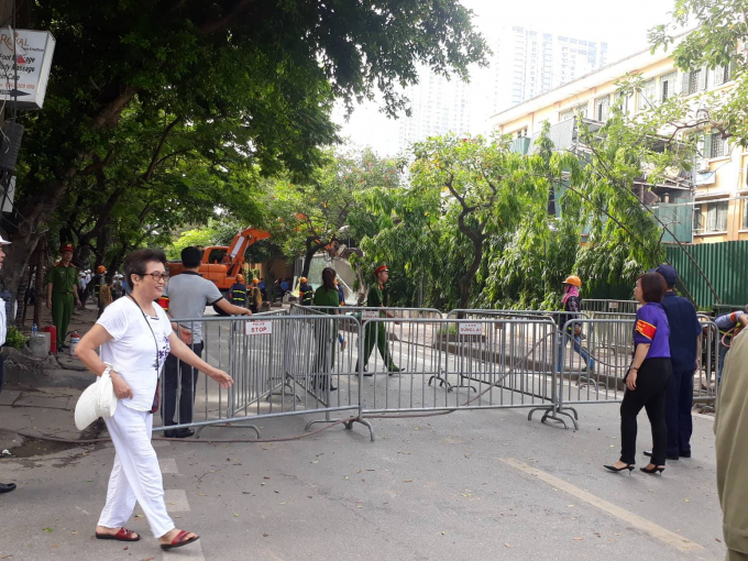 C&aacute;c tuyến đường xung quanh khu vực mương Phan Kế B&iacute;nh đ&atilde; được phong tỏa để phục vụ c&ocirc;ng t&aacute;c cưỡng chế.