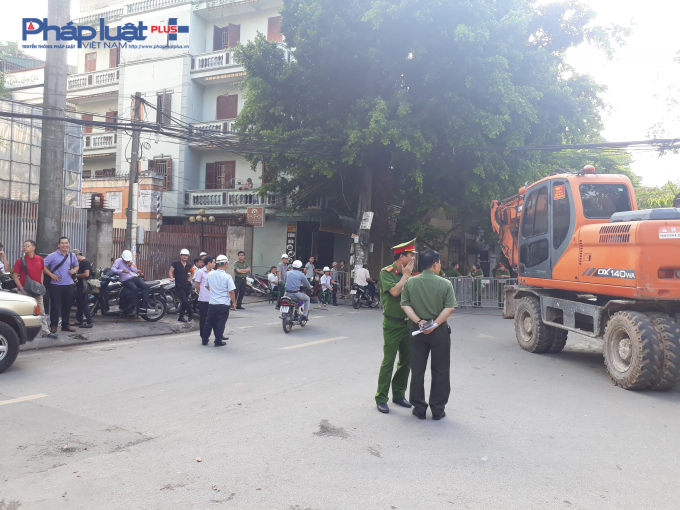 Đang cưỡng chế cơ sở kinh doanh sai phạm tại mương Phan Kế B&iacute;nh