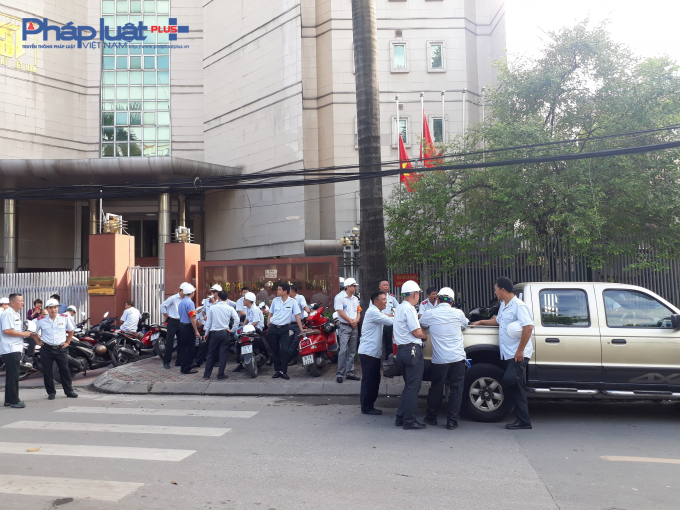 Từ s&aacute;ng sớm, c&aacute;c lượng chức năng cuả quận Ba Đ&igrave;nh như Thanh tra x&acirc;y dựng, C&ocirc;ng an khu vực, Thanh tra giao th&ocirc;ng đ&atilde; c&oacute; mặt để thực hiện nhiệm vụ.