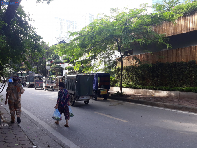 Đang cưỡng chế cơ sở kinh doanh sai phạm tại mương Phan Kế B&iacute;nh