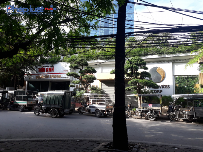 C&oacute; rất nhiều xe thương binh đang đỗ lại xung quanh khu vực tiến h&agrave;nh cưỡng chế