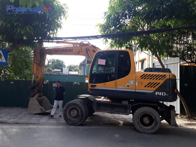 C&aacute;c biển hiệu của c&aacute;c c&ocirc;ng tr&igrave;nh vi phạm nếu kh&ocirc;ng tự gi&aacute;c th&aacute;o dỡ sẽ bị lực lượng chức năng đưa m&aacute;y x&uacute;c v&agrave;o cưỡng chế.