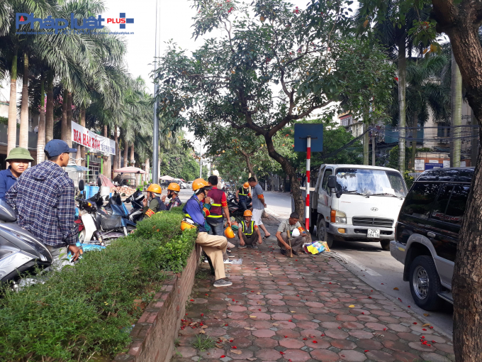 Đến thời điểm 8h s&aacute;ng nay 28/6, c&ocirc;ng nh&acirc;n đang phải ngồi đợi để l&agrave;m nhiệm vụ được giao.