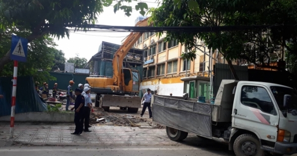 Đang cưỡng chế cơ sở kinh doanh sai phạm tại mương Phan Kế Bính