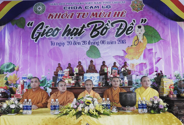 HT Th&iacute;ch Thanh Điện c&ugrave;ng chư t&ocirc;n đức trong buổi khai mạc kh&oacute;a tu.