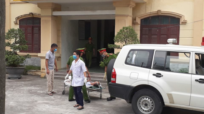 Bị c&aacute;o H&ugrave;ng kh&ocirc;ng tự nguyện đến t&ograve;a n&ecirc;n HDXX buộc phải &aacute;p giải bằng xe cứu thương.