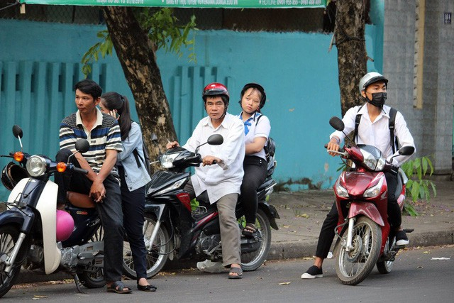 Lo lắng kẹt xe ảnh hưởng đến việc thi cử của con, nhiều phụ huynh tại Ph&uacute; Y&ecirc;n đ&atilde; đưa con m&igrave;nh đến điểm thi từ rất sớm để chuẩn bị thi m&ocirc;n đầu ti&ecirc;n của kỳ thi THPT quốc gia 2018 v&agrave;o s&aacute;ng 25/6. (Ảnh Trung Thi)