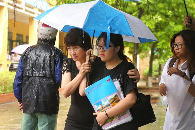 Phụ huynh v&agrave;o tận nơi đ&oacute;n con tan thi m&ocirc;n cuối. (Ảnh: Mai Ch&acirc;m)