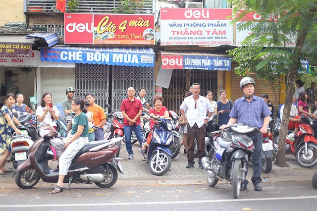 Phụ huynh đợi con thi tại điểm thi THPT Việt Đức, H&agrave; Nội s&aacute;ng 25/6/2018. (Ảnh: Mai Ch&acirc;m)