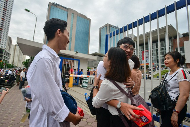 Phụ huynh &ocirc;m ch&uacute;c con thi tốt tại điểm thi Trường THPT Chuy&ecirc;n H&agrave; Nội - Amsterdam s&aacute;ng 25/6/2018. (Ảnh: To&agrave;n Vũ)