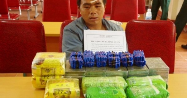 Nghệ An: Bắt thầy giáo vận chuyển 20 bánh heroin, dùng súng bắn trả lực lượng chức năng