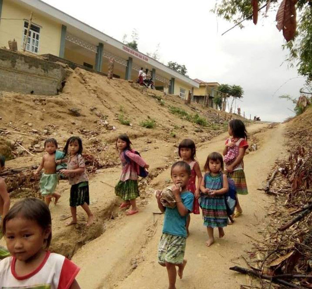 Nhiều nơi ở Thanh H&oacute;a, d&acirc;n vẫn kh&ocirc;ng đủ ăn, học sinh kh&ocirc;ng c&oacute; trường lớp để học.