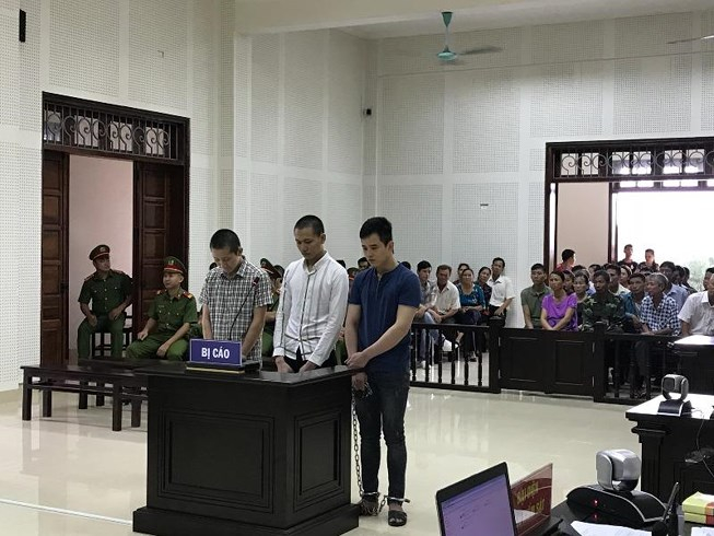 C&aacute;c bị c&aacute;o tại t&ograve;a. (Ảnh: b&aacute;o Ph&aacute;p luật TP HCM)