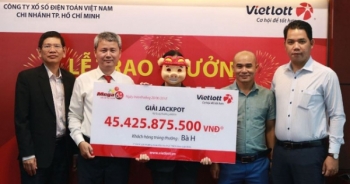 Bỗng dưng trúng số hơn 45 tỷ đồng khi... dạo phố