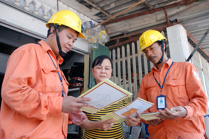 Ph&aacute;t tờ rơi tuy&ecirc;n truyền đến c&aacute;c hộ d&acirc;n sinh sống gần đường d&acirc;y v&agrave; trạm điện  &nbsp;Ảnh: Hoa Việt Cường