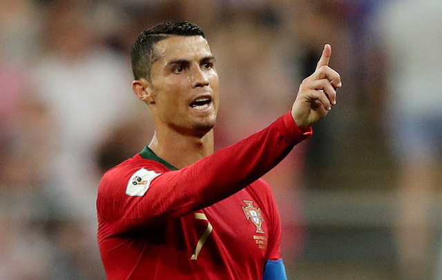 C.Ronaldo tỏa s&aacute;ng rực rỡ gi&uacute;p Bồ Đ&agrave;o Nha đi tiếp.