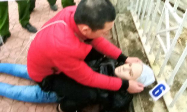 Thực nghiệm điều tra về h&agrave;nh vị bị c&aacute;o An đập đầu nạn nh&acirc;n xuống lan can bờ k&egrave; s&ocirc;ng.