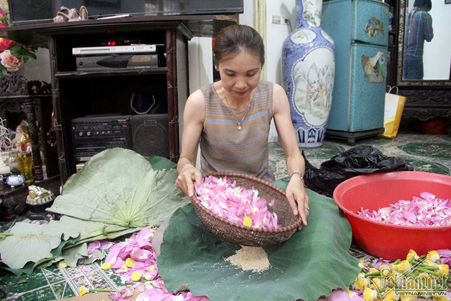 Theo c&aacute;c nghệ nh&acirc;n l&agrave;m tr&agrave;, việc lấy gạo sen l&agrave; c&ocirc;ng đoạn kh&oacute; nhất. Trong đ&oacute; người l&agrave;m phải nhanh tay, kh&eacute;o l&eacute;o để hạt gạo kh&ocirc;ng n&aacute;t, bay mất hương thơm