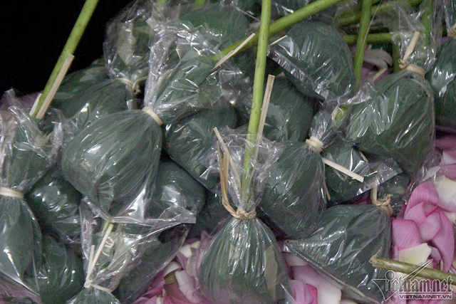 Ngo&agrave;i ướp ch&egrave; sen theo c&aacute;ch truyền thống, c&ograve;n c&oacute; c&aacute;ch l&agrave;m tr&agrave; sen &ldquo;xổi&rdquo; đơn giản, kh&ocirc;ng tốn nhiều c&ocirc;ng, gi&aacute; lại rẻ, tuy nhi&ecirc;n về hương vị kh&ocirc;ng thể thơm ngon bằng c&aacute;ch ướp truyền thống