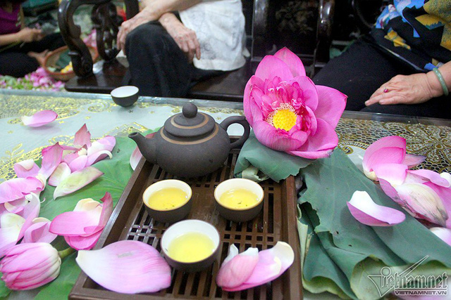 Uống tr&agrave; sen cũng l&agrave; một nghệ thuật, ấm tr&agrave; phải d&ugrave;ng ấm sứ hoặc ấm tử sa, sau khi b&oacute;c lớp c&aacute;nh sen, lấy tr&agrave; cho v&agrave;o ấm, đun nước s&ocirc;i gi&agrave;, để giảm nhiệt độ xuống c&ograve;n 90-95 độ rồi từ từ chế v&agrave;o ấm.