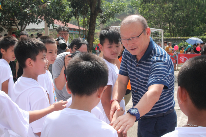 HLV Park Hang Seo&nbsp; với thanh, thiếu ni&ecirc;n huyện Y&ecirc;n Minh.