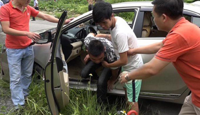 Nghi phạm (&aacute;o trắng) thực nghiệm lại h&agrave;nh vi phạm tội.