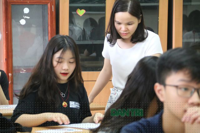 Giám thị kiểm tra thông tin thí sinh