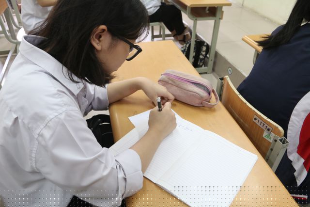 Giáo viên yêu cầu thí sinh ghi chú các hiệu lệnh trống để tránh nhầm lẫn