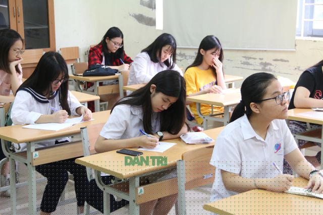 Sáng nay, nhiều thí sinh cẩn thận không mang giấy báo dự thi vì sợ mất mát.