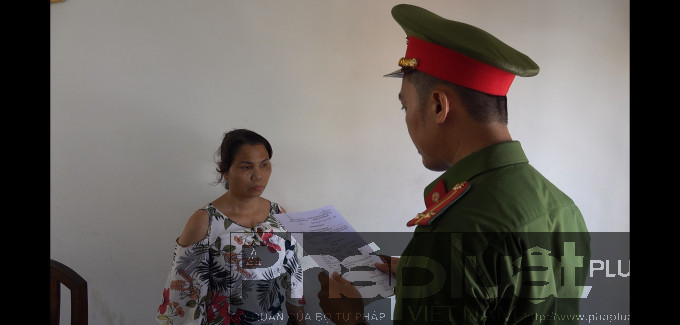 Cơ quan CSĐT thi hành quyết định tạm giữ đối tượng Đoàn Thị Dung