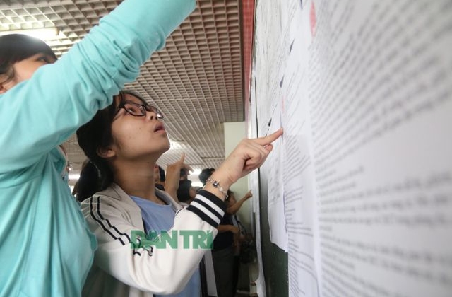 Sáng nay, thí sinh Hà Nội làm thủ tục dự thi tuyển sinh lớp 10