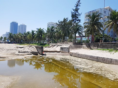 Tình trạng nhiều khách sạn ven biển không chấp hành đúng quy định về bảo vệ môi trường, đang gây nhiều bức xúc trong dư luận Đà Nẵng thời gian qua (Ảnh: HC).