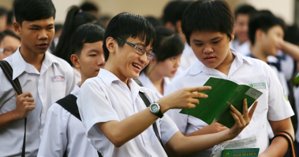 Tin nhanh ngày 2/6: Hàng chục nghìn thí sinh bước vào ngày thi đầu tiên tuyển sinh vào lớp 10