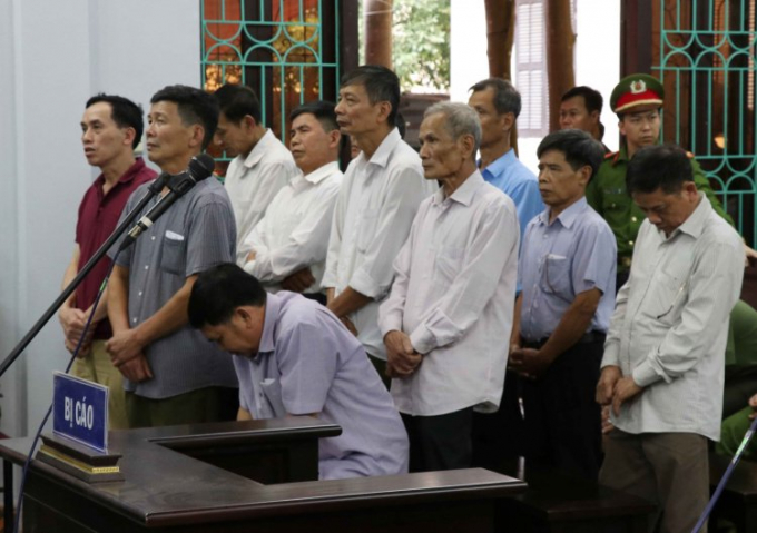 xvna_potal_hung_yen_hon_20_can_bo_xa_linh_an_tu_vi_ban_dat_trai_tham_quyen_3867035.jpg,qitok=gpvDGipo.pagespeed.ic.Zc_UYfJG2j