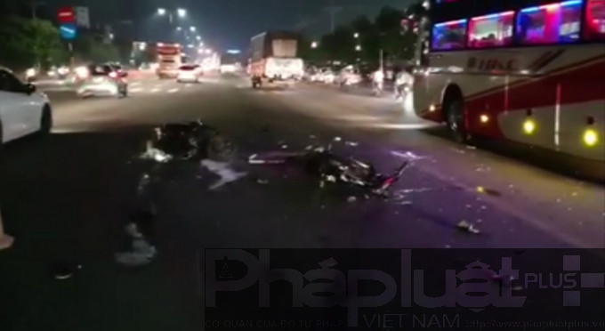 Hai xe m&aacute;y hư hỏng nặng sau va chạm