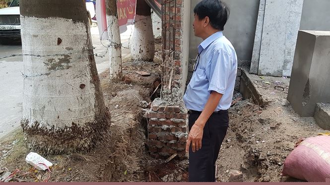 18 căn liền kề đang được triển khai xây dựng có tường bao 2,5 m đua ra sát phía ngoài, ngay cạnh hàng cây lâu nay, tiếp đến là con đường đi lại của dân cư ảnh hưởng lối đi, tầm nhìn của khu.