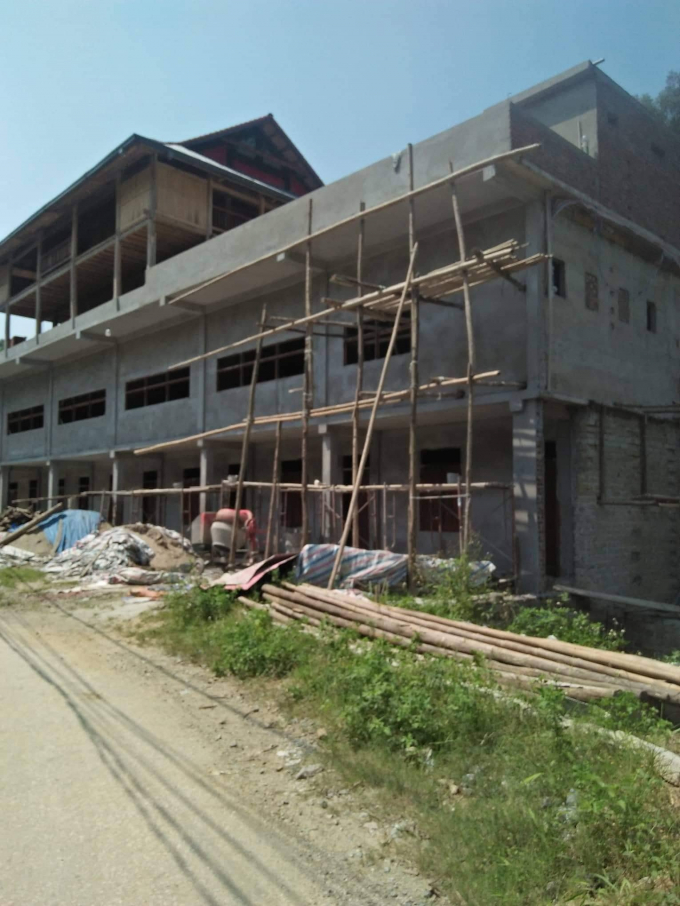 Công trình không chỉ không có phép mà còn lấn chiếm nghiêm trọng hành lang ATGT