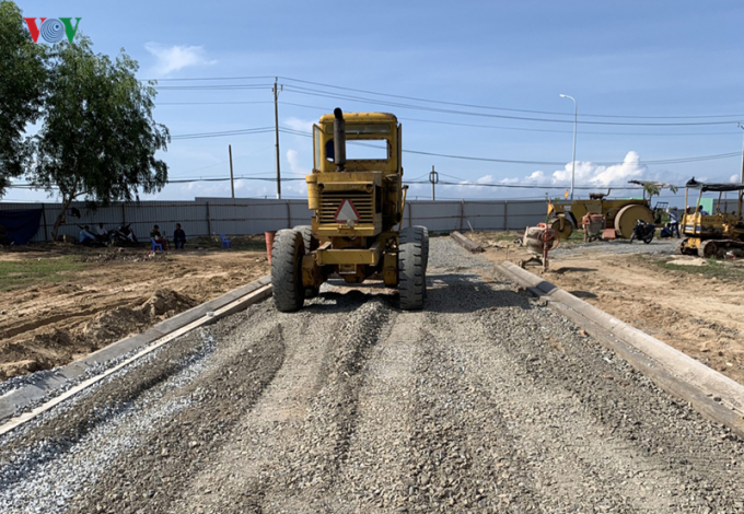Chủ đầu tư tự ý san ủi làm đường giao thông trên đất nông nghiệp.