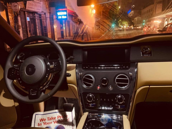 Bên trong xe Rolls-Royce Cullinan thứ 3.