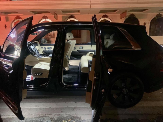 Rolls-Royce Cullinan này còn có nội thất 5 chỗ ngồi.