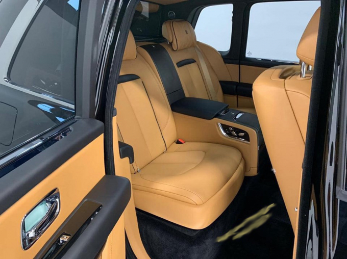 Nội thất bên trong  Rolls-Royce Cullinan thứ 2 cũng được tiết lộ.