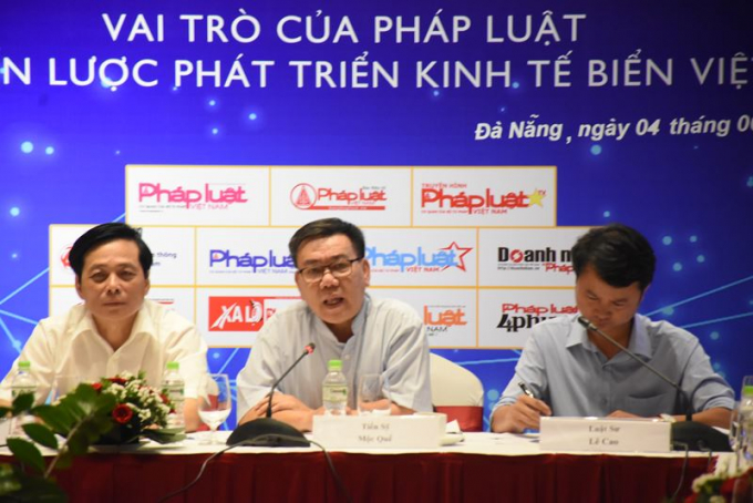 Tiến sĩ Mộc Quế (giữa) chia sẻ tại buổi Tọa đ&agrave;m.