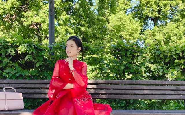 Á hậu Quỳnh Như vui vẻ dạo chơi Latvia sau khi đăng quang 