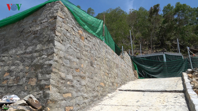 Người dân tự làm đường và xây dựng bờ bao bằng đá núi.