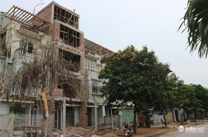 Nhà liền kề số 46 khu LK 23 đang thay đổi thiết kế mặt ngoài và xây dựng thêm tầng.