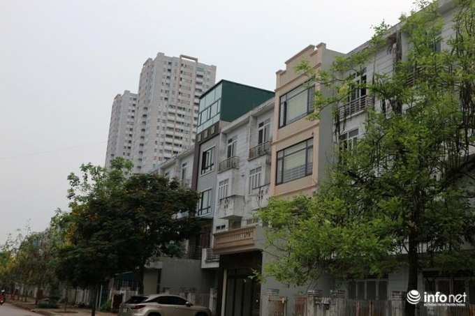 2 căn nhà liền kề đã hoàn thành và có chiều cao khác với cả dãy liền kề....