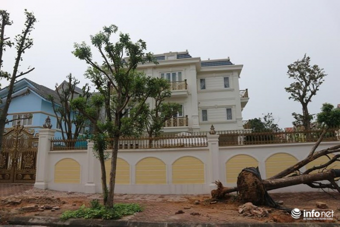 Những căn biệt thự này cũng có thiết kế một mình một kiểu, “biến dạng” so với thiết kế ban đầu và sự đồng bộ của khu đô thị.