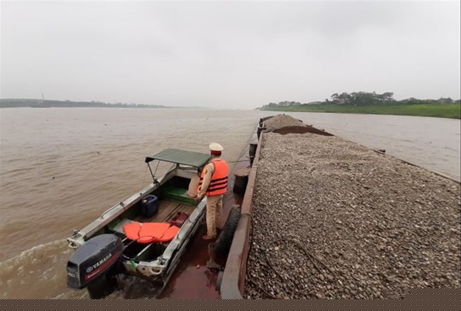 Kiểm tra, xử lý tàu khai thác cát xuất hiện trên sông Hồng địa bàn Phúc Thọ.