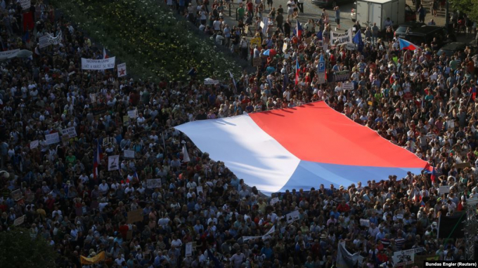 Hàng trăm ngàn người đã đổ ra đường phố Praha, thủ đô Cộng hòa Séc biểu tình để yêu cầu Thủ tướng Andrej Babis từ chức vì cáo buộc tham nhũng tiền trợ cấp từ EU. Nguồn: vietnamnet.vn.