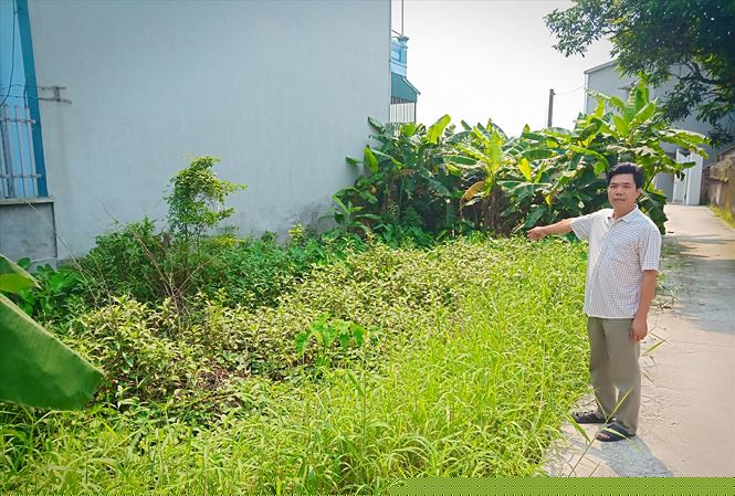 Ông Hoàng Trọng Dương và khu đất mua 14 năm không làm được sổ đỏ. ảnh: Hoàng Long.